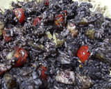 Foto del paso 3 de la receta: Arroz negro con sepia, calamares, patata y tomate