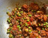 A picture of step 3 of Green tur and peas curry.