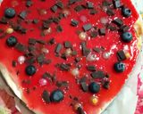 Foto del passaggio 17 della ricetta Cheesecake alla salsa di fragole mirtilli e cioccolato fondente