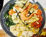 Foto del paso 9 de la receta Merluza al horno con rodajas de tomate y revuelto de espinacas