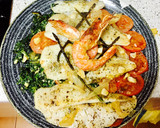 Foto del paso 9 de la receta: Merluza al horno con rodajas de tomate y revuelto de espinacas