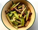 รูปขั้นตอนการทำที่ 3 ของ ผัดบวบข้าวโพดอ่อนเห็ดหอมน้ำแดง🍄🧄🫚