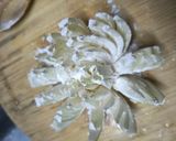 Gambar langkah 3 resipi Blooming Onion.
