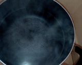 A picture of step 1 of Potched eggs.