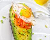 Foto del paso 2 de la receta: Aguacate relleno de salmón, queso crema y huevos de codorniz