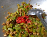Foto langkah ke 4 dari resep Tumis Pare Daun Melinjo Tempe Kedelai.