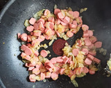 Foto del paso 4 de la receta: Arroz salteado con salchichas y frutos secos