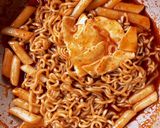 Foto langkah ke 3 dari resep Tteokbokki dengan Gekikara Ramen (Rabokki) Instant.