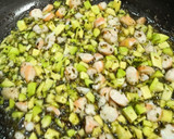 Foto del paso 5 de la receta: Champiñones rellenos de aguacate y langostino