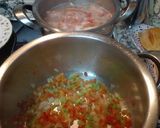 Foto del paso 2 de la receta Guiso de papas con calamares, rape y gambas