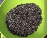 Une image de l'étape 1 de Riz noir au bouillon de crevettes, légumes et romarin.