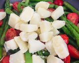 Foto del paso 2 de la receta: Vegetales  al ajillo con Espárragos, tomatito Cherry, Patatas!