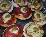 Foto del paso 8 de la receta: Pizzetas de jamón queso. queso azul y salame. Grace