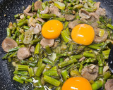 Foto del paso 8 de la receta: Revuelto de espárragos y champiñones