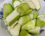 Hình bước làm 2 của món Sò Lông Xào Mướp Hương