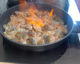 Foto del paso 1 de la receta: Tiburones con langostinos en su salsa