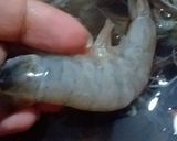 صورة لخطوة 1 من وصفة جمبري بالثوم والليمون 🦐