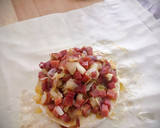 Foto del paso 3 de la receta: Hojaldre de Camembert con jamón y cebolla