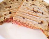 Tortilla lapok sonkával, sajttal töltve recept fázis 3 fotója