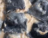 Foto del paso 10 de la receta: Ravioles veganos de tofu, boniato y nuez con masa de carbón activado