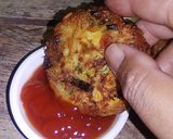 Foto langkah ke 6 dari resep Omelet Mie n Sosis Or Noodle n Sausage Omelette.