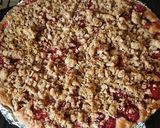 A picture of step 5 of Strawberry Rubard Crumble pie.