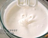 A picture of step 12 of Strawberry Decoration Cake, Chantilly Fraise.