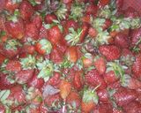A picture of step 1 of Frozen strawberries.