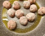 Foto del passaggio 5 della ricetta Polpette al sugo