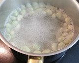 Foto del paso 1 de la receta: Habas estofadas con Salchichas y botifarra negra