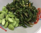 Foto langkah ke 2 dari resep Salted Fish Fried with Green Chili & Sour Starfruit(Tumis Ikan Asin Cabe Ijo dan Belimbing Wuluh).