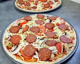 Foto langkah ke 4 dari resep Pizza Toping Suçuk/Sosis.