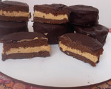 Foto del paso 4 de la receta: Alfajor helado de chocotorta 🤪