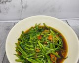 Foto langkah ke 3 dari resep Tumis Kangkung Saos Tiram.