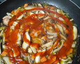 Foto del paso 3 de la receta: Centros y Ventresca de Merluza con Mix de Setas Salteadas