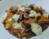 Foto del paso 6 de la receta: Torticas de coliflor a la pizza🍕de champiñones🍄, jamón🥓, queso🧀 y pimientos🍕🌶️