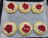Foto langkah ke 5 dari resep Strawberry Cream Cheese Crumble Bread.