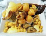 Foto del paso 7 de la receta: Potaje de garbanzos con boletus, shiitake y huevo poché