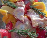 Foto del passaggio 1 della ricetta Pollo ruspante con patate e peperoni al forno