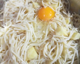 Foto del paso 4 de la receta: Tortilla de tallarines con papas fritas