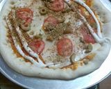 Foto del paso 5 de la receta: Pizza con masa y salsa casera con borde relleno de requesón😋