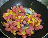 Foto langkah ke 4 dari resep Pizza Roti Tawar Topping Sosis Jamur.