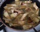 Foto del paso 4 de la receta: Fritada de butifarra y alcachofas con picatostes al ajillo y pimentón