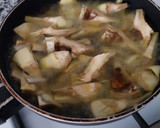 Foto del paso 4 de la receta: Fritada de butifarra y alcachofas con picatostes al ajillo y pimentón