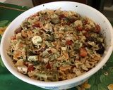 Une image de l'étape 14 de Salade de farfalles aux légumes, viandes grillées et olives.