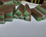 Foto langkah ke 6 dari resep Kue lapis coklat pandan putih.