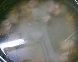 A picture of step 1 of Hu Tieu Nam Vang (Phnom Penh Noodle Soup).