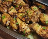 Foto del paso 7 de la receta: 🍗🥔🧅 Alitas de pollo al horno sobre colchón de papas y cebollas 🧅🥔🍗