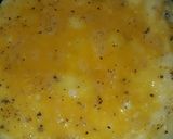 A picture of step 2 of Podi and pepper omelet.