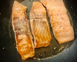 Foto del paso 2 de la receta: Salmón encebollado en base de hojaldre